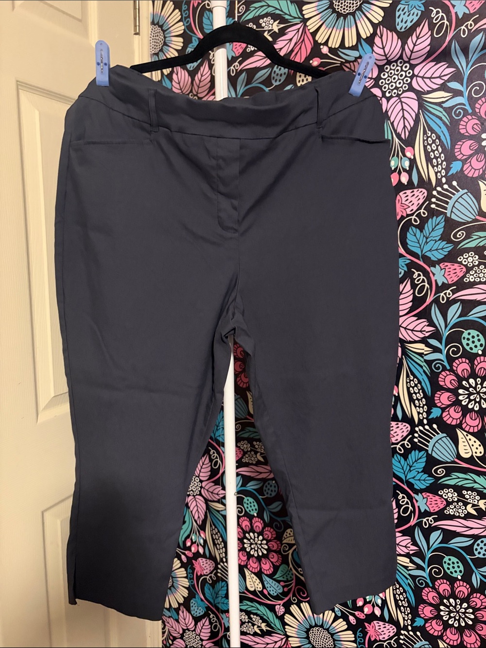 Penningtons Grey Cropped Pull-On Capri Pants